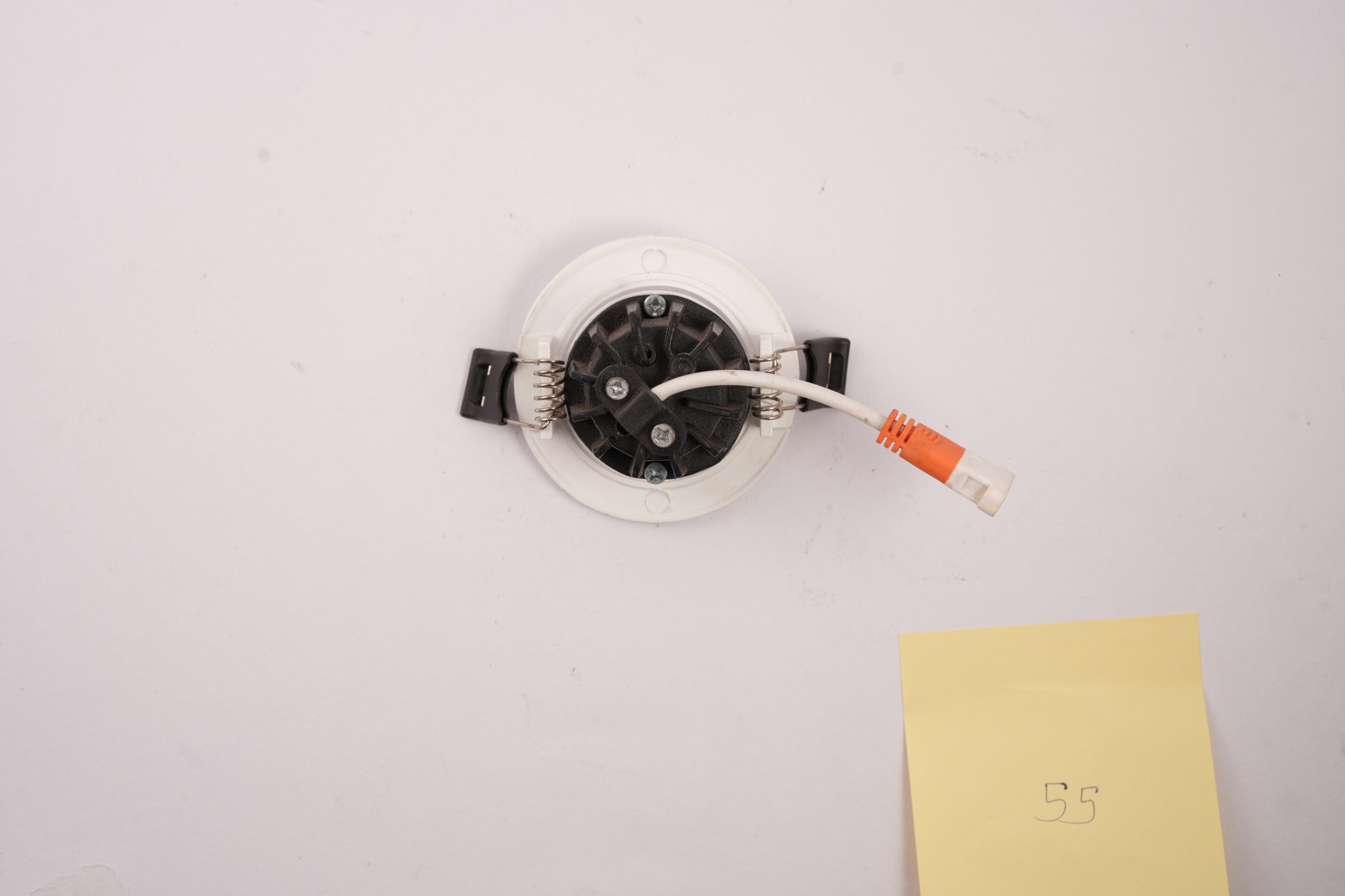 15 watt delta white body copper reflector  cob fix type  black and white body available also 6500 k 3000 k and 4000k colour available 