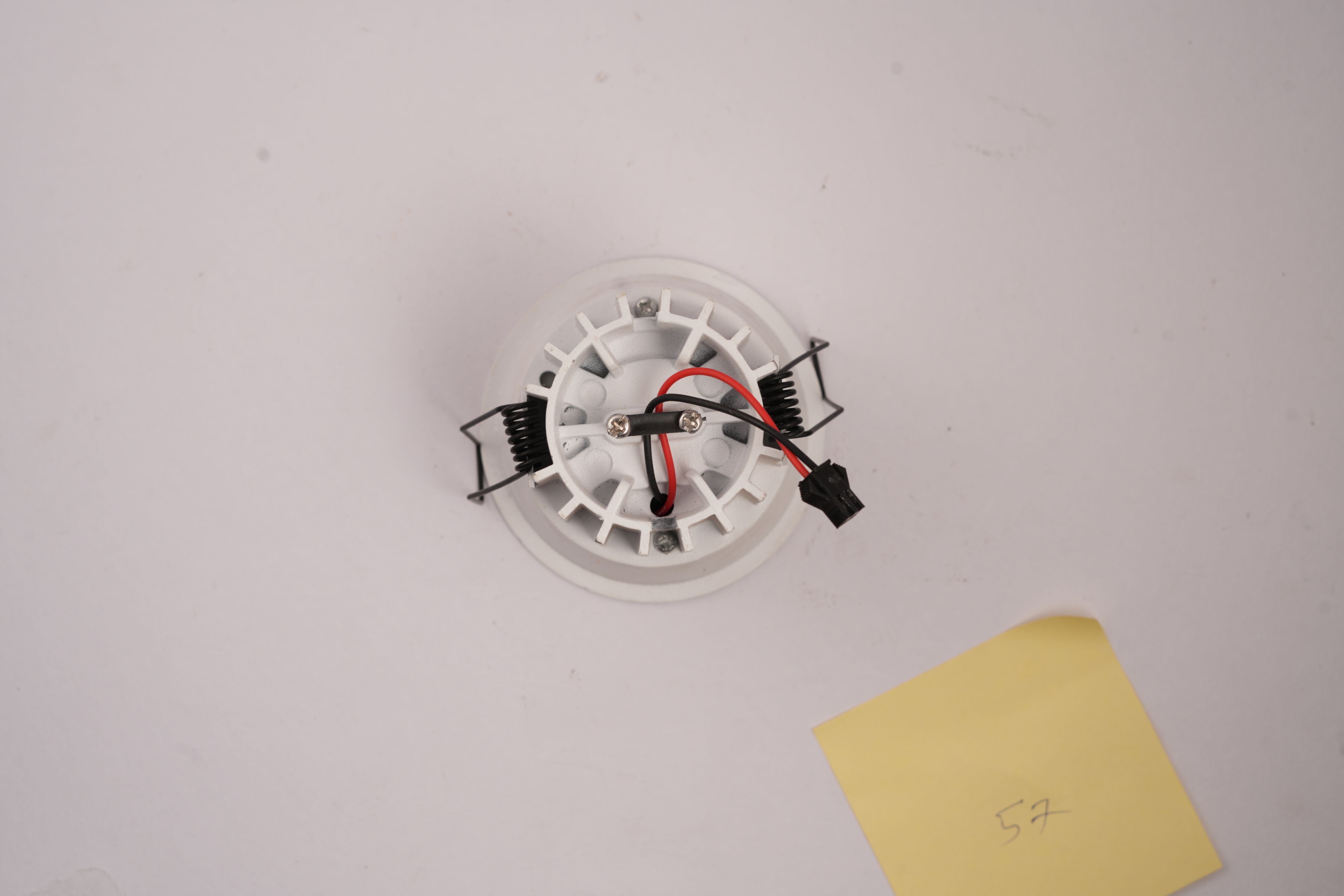 15 watt delta white body white reflector  cob fix type  black and white body available also 6500 k 3000 k and 4000k colour available 
